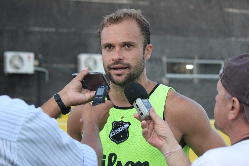 Departamento de Futebol do ABC confirma regularização do zagueiro Rafael