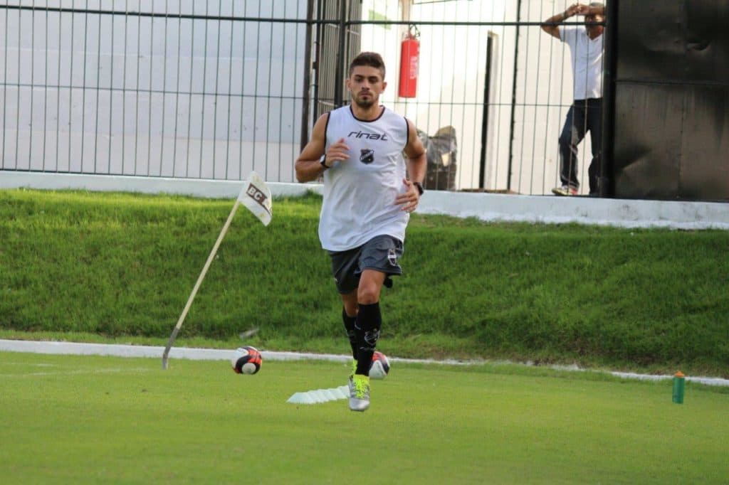 Meia Gegê inicia os treinos e diz chegar motivado para vestir a camisa do ABC