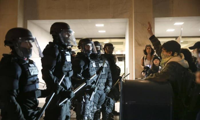 Uma pessoa é baleada durante protestos contra Trump em Portland