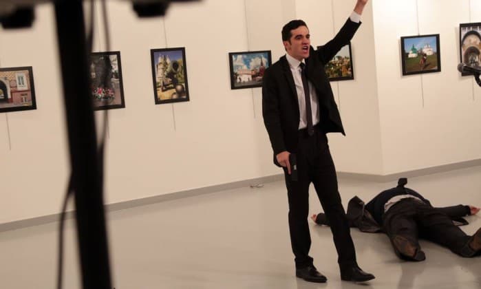 VÍDEO mostra momento em que atirador acerta embaixador russo