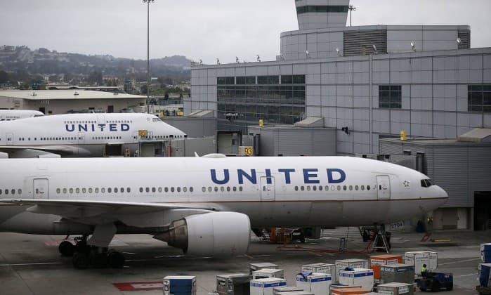Casal diz que foi expulso de voo da United Airlines quando viajava para seu casamento