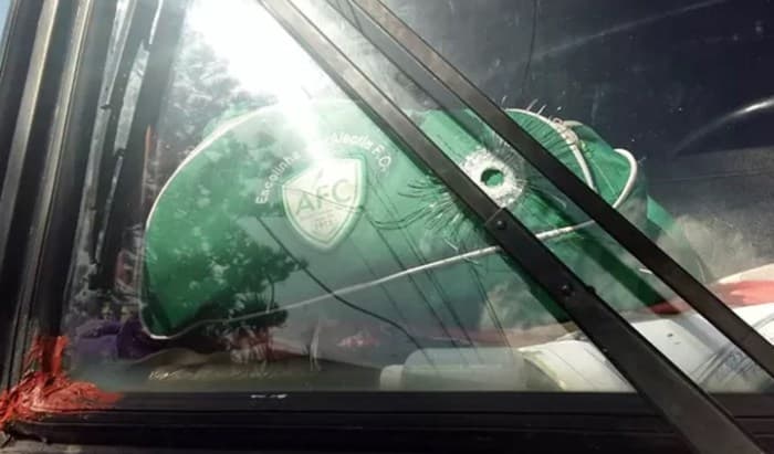 FOTO: Ônibus do time do Alecrim é alvejado durante discussão em trânsito