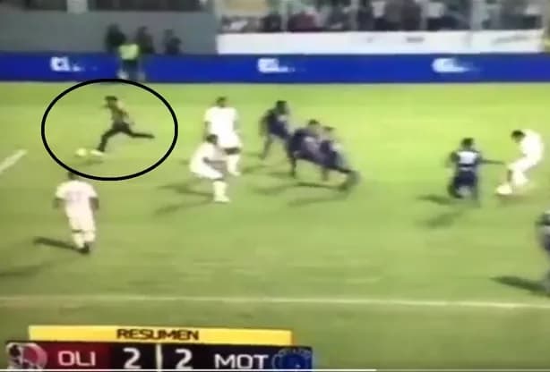 VÍDEO: Torcedor invade campo e faz gol para favorecer time