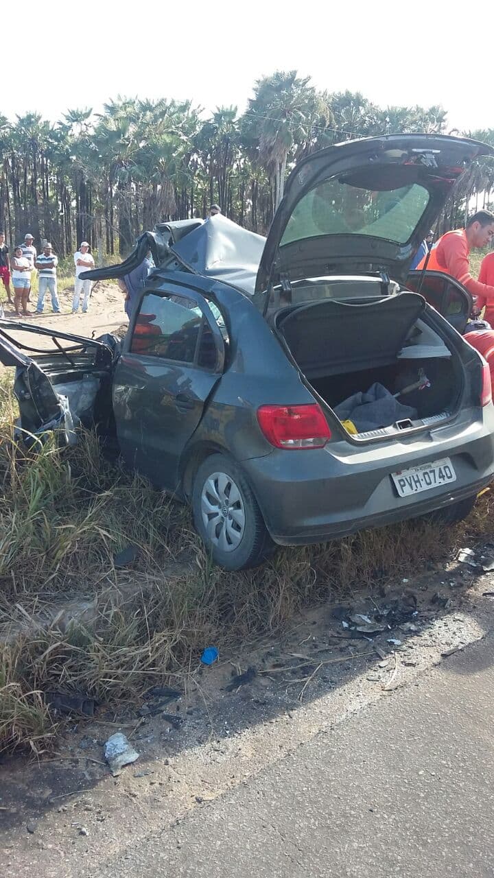 [FOTO] Colisão frontal entre ônibus e carro deixa um morto na Reta Tabajara