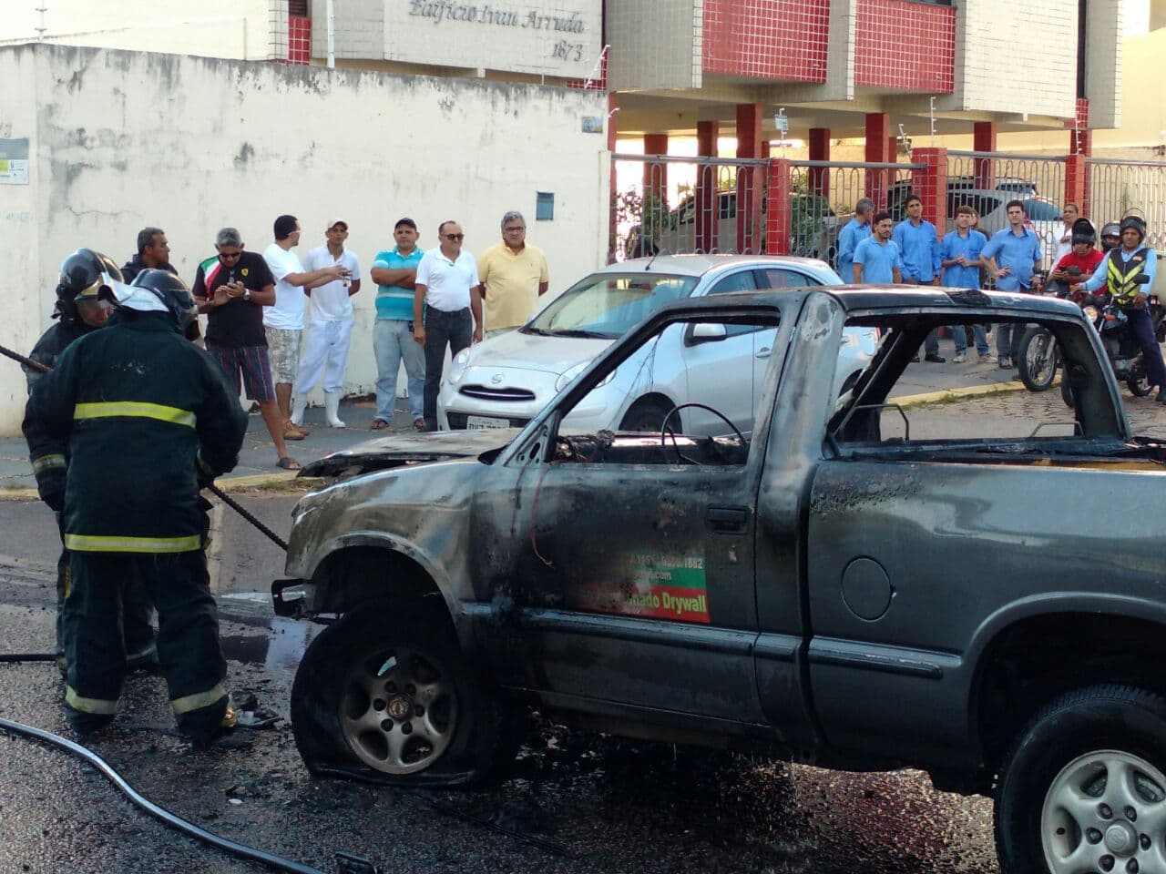 [FOTO] Caminhonete pega fogo na Zona Sul; Sesed nega ser atentado
