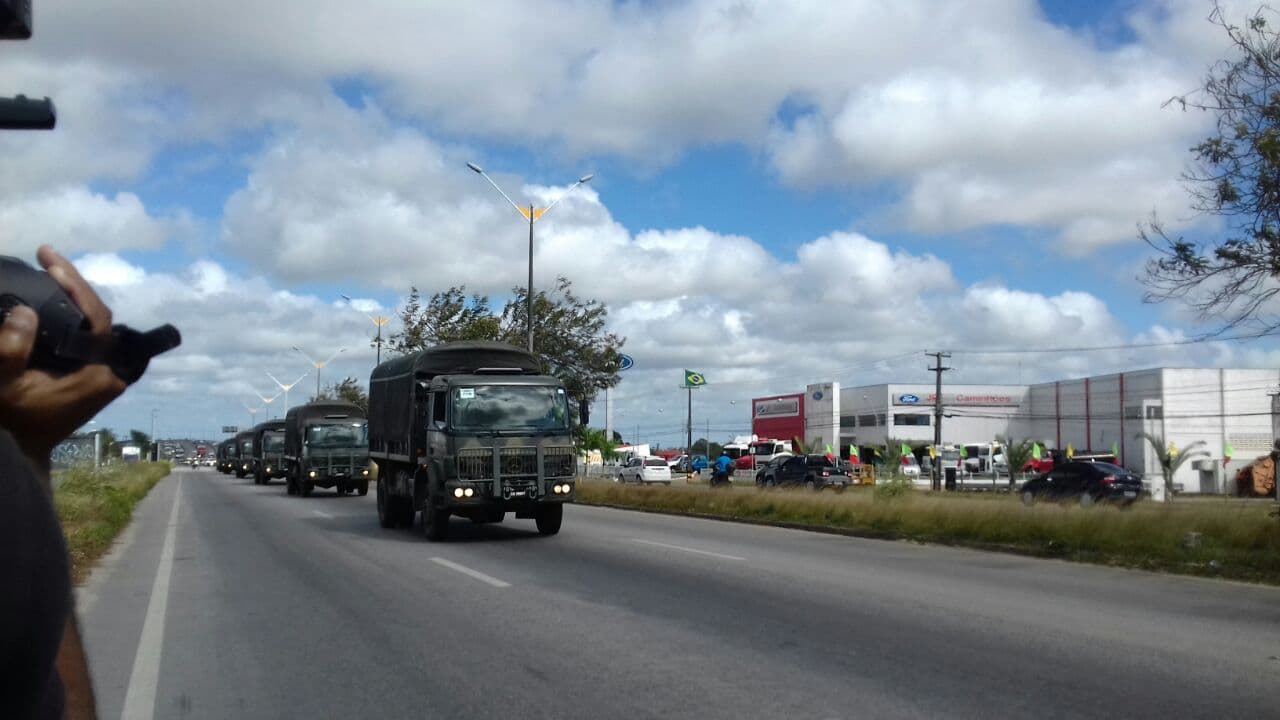 [VÍDEO] Militares do Exército e Marinha chegam a Natal