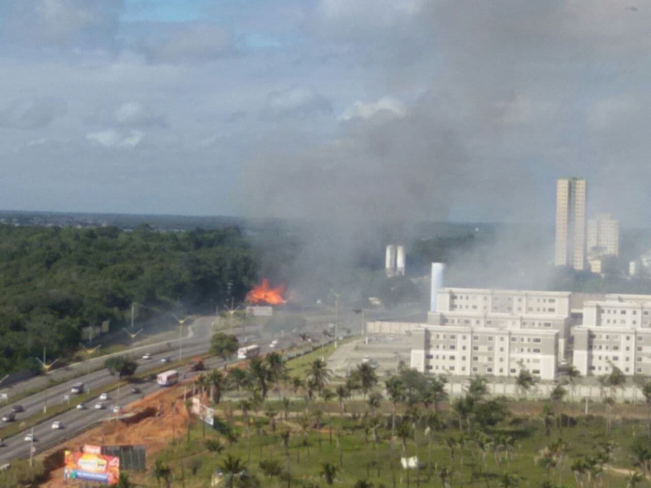 [FOTO] Incêndio na marginal da BR-101 durante chegada do Exército