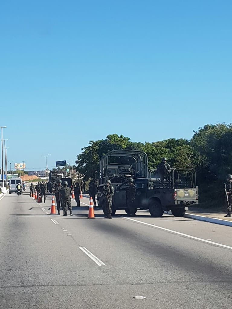 FOTO: MIlitares do Exército montam barreiras em Natal