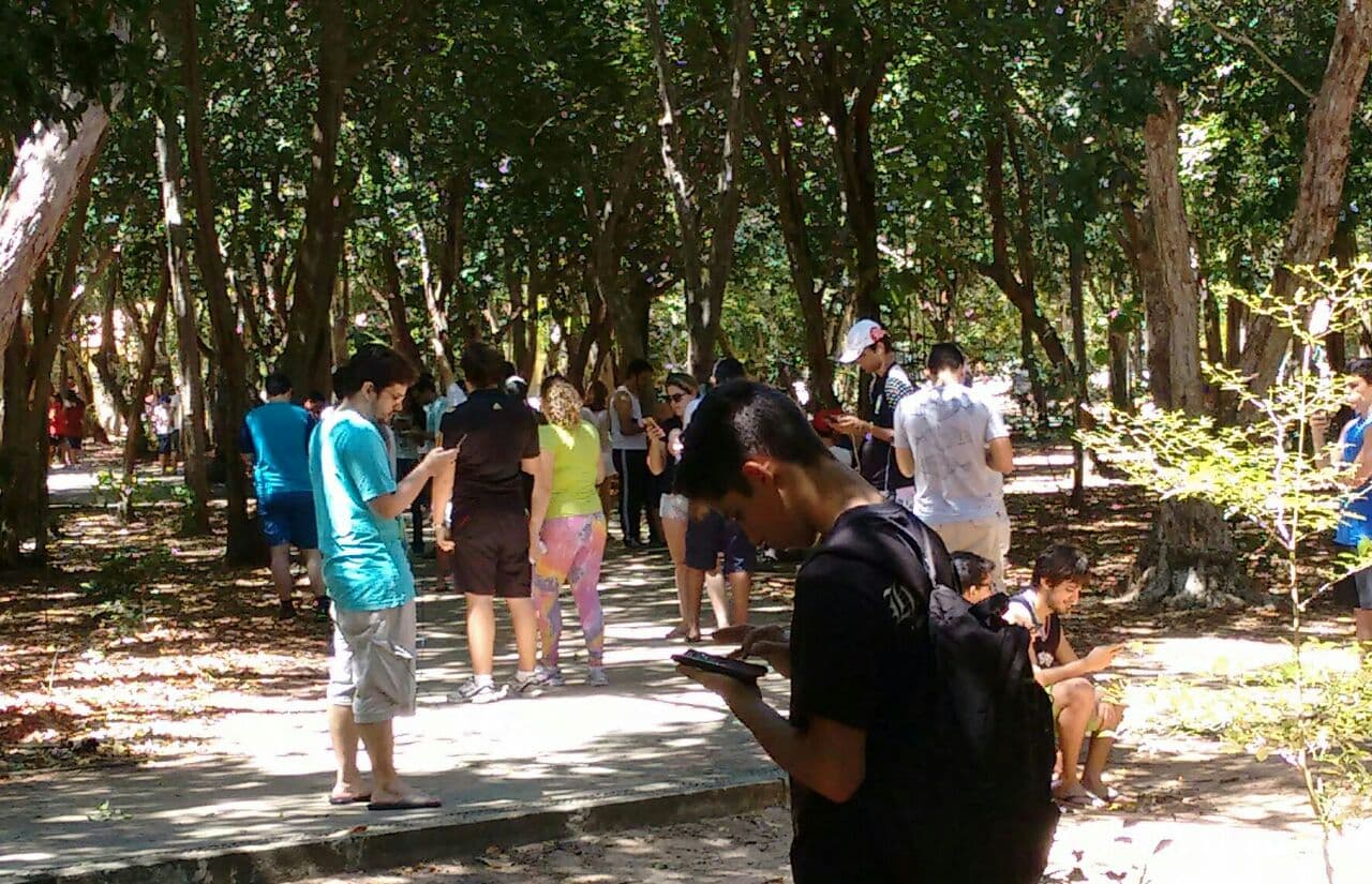 FOTO: Natalenses entram na onda de caça aos pokemóns e se concentram desde cedo no Parque das Dunas
