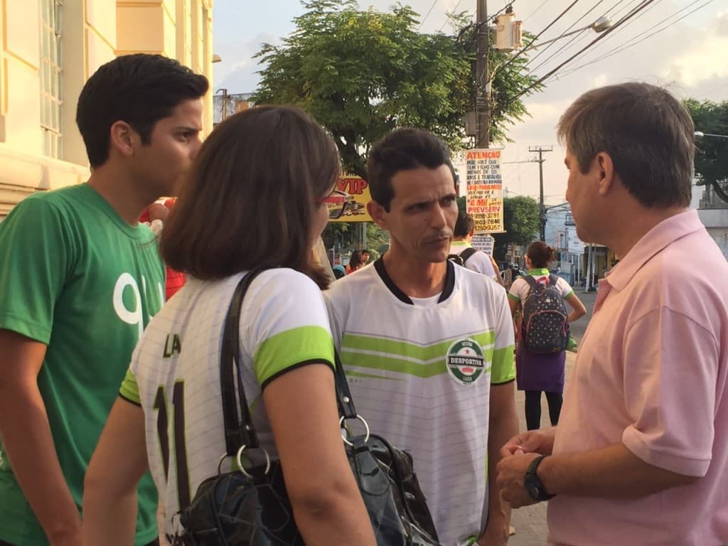 Robério Paulino começa campanha dialogando com estudantes
