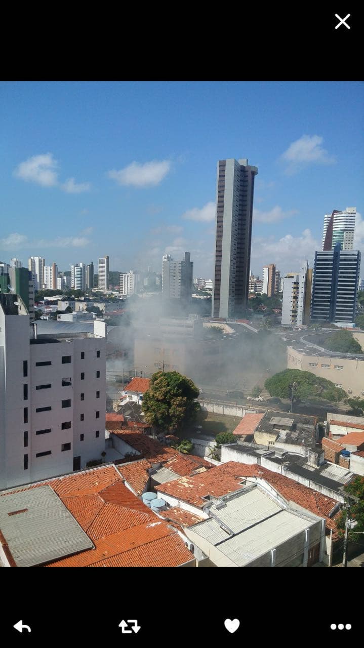 FOTO: Caminhão pega fogo próximo ao Atheneu; bombeiros no local