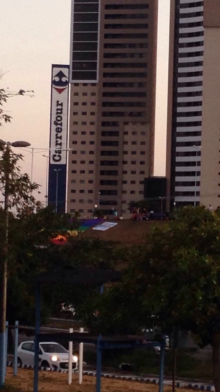 FOTO: Após polêmica, grupo LGBT estende bandeira no gramado do Carrefour na BR-101
