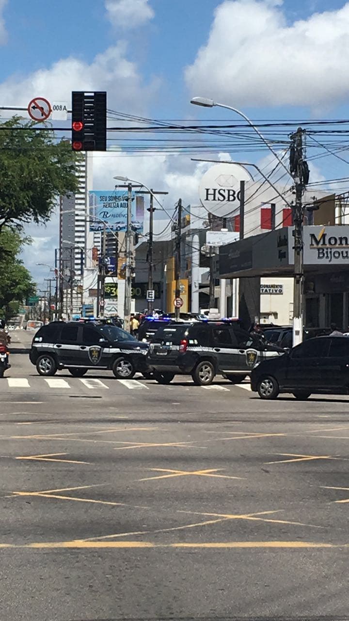 FOTO: Tentativa de assalto mobiliza polícia e interdita trânsito na Prudente de Morais