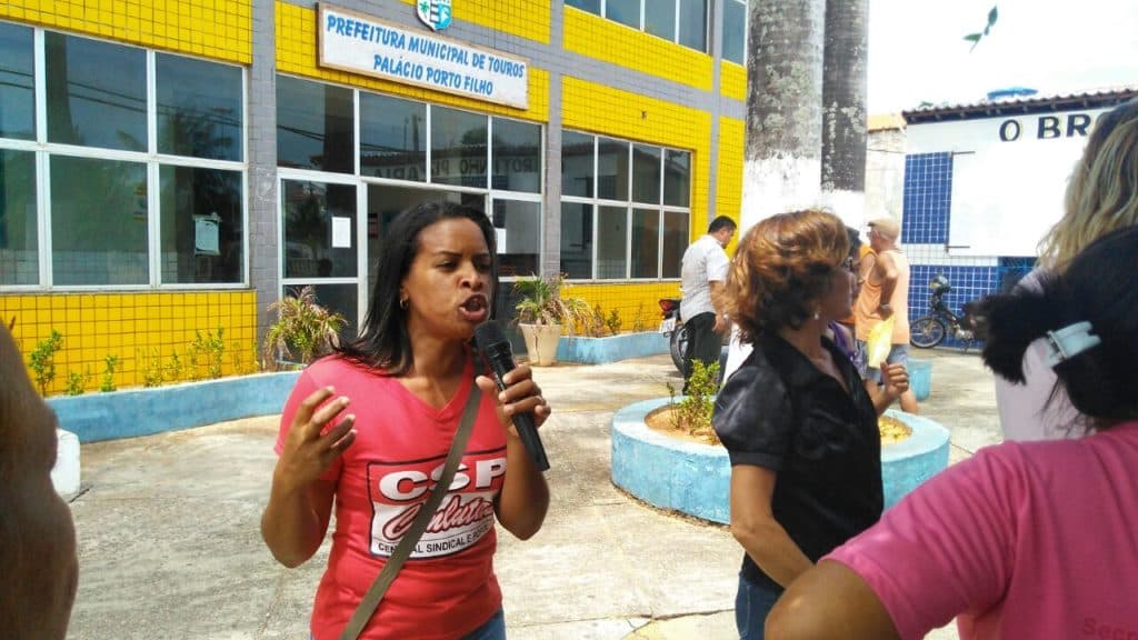 FOTOS: Com salários atrasados, servidores da saúde de Touros queimam pneus em frente à prefeitura