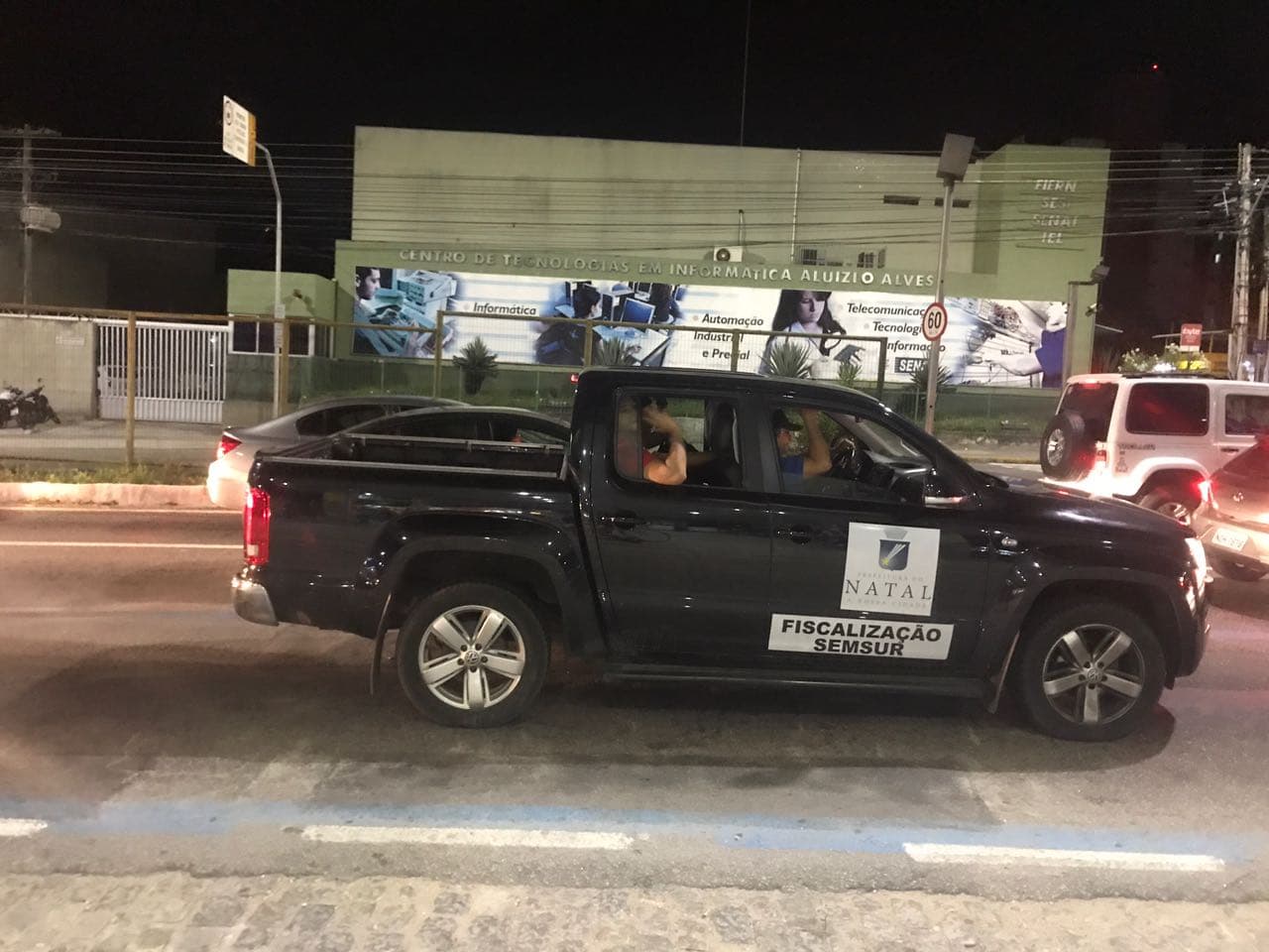 Leitor reclama de carro da Semsur trafegando em faixa exclusiva de ônibus para se livrar de congestionamento