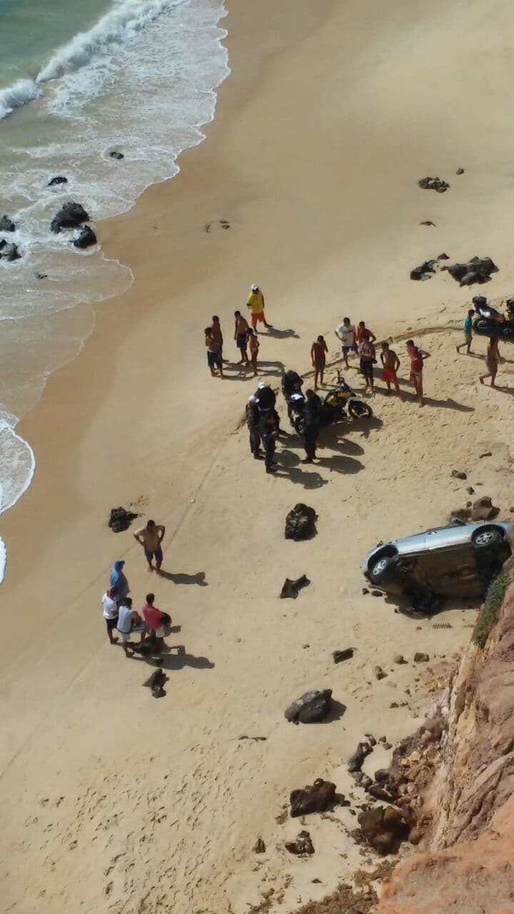 FOTOS: Carro cai de mirante de 50 metros em Tabatinga; jovem morre