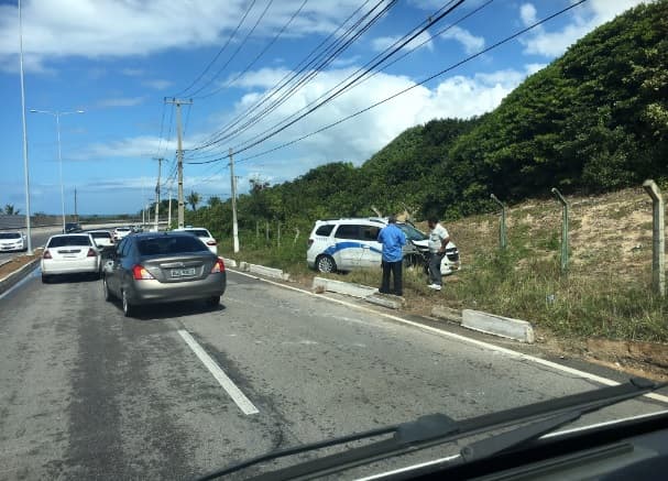 FOTO: Acidente envolvendo táxi na Via Costeira