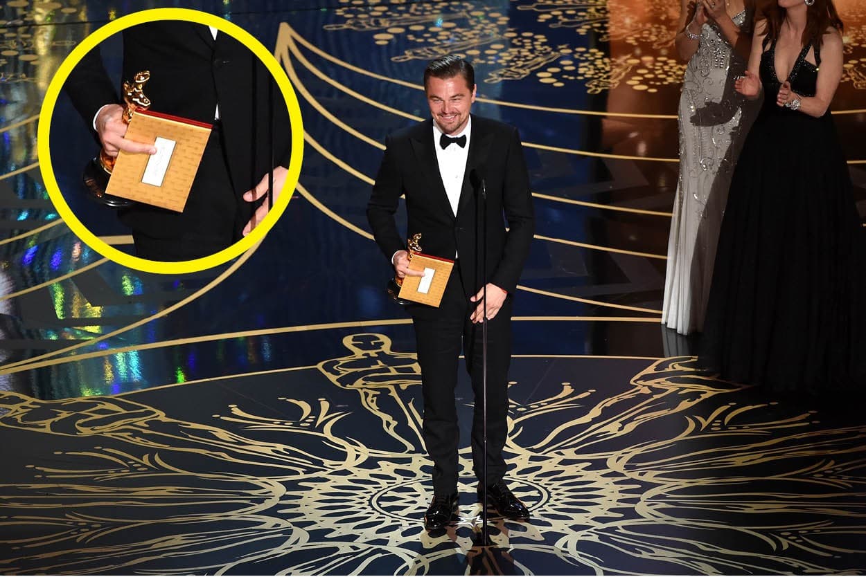 FOTOS: DiCaprio é flagrado mostrando dedo do meio no recebimento do Oscar e fãs comentam na web