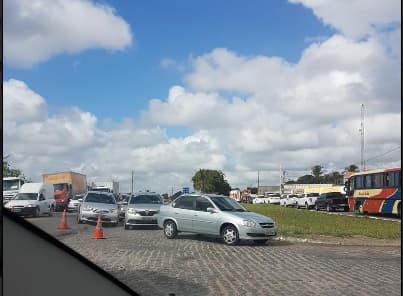 FOTOS: Na BR-304, carreta que transportava cachaça tomba, carga é saqueada e trânsito fica lento