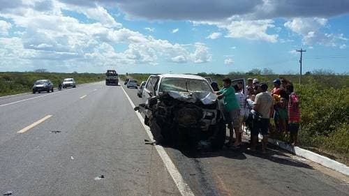 Colisão frontal entre dois veículos deixa duas pessoas mortas na BR-304