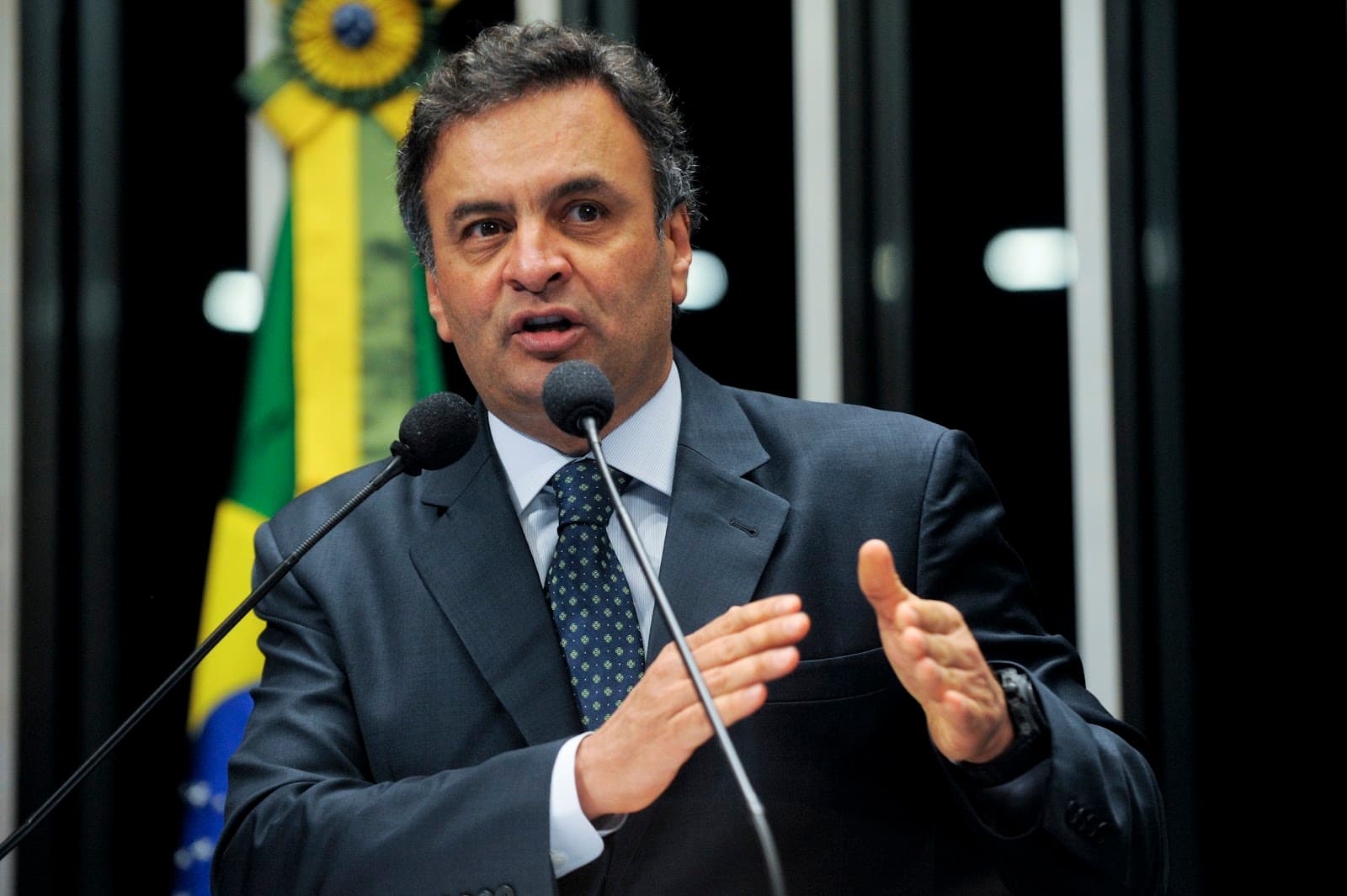 Aécio perde 70 mil seguidores no Facebook em três meses