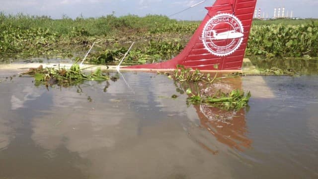 Avião cai em rio na Colômbia após falha no motor e piloto é resgatado com vida; vídeo