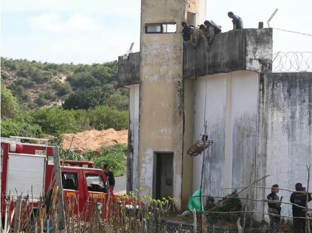 FOTO: Corpo de Bombeiros resgata presos feridos de Alcaçuz