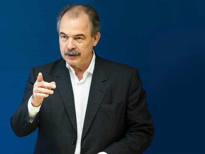 Governo tentou comprar o silêncio de Delcídio do Amaral, destaca Veja