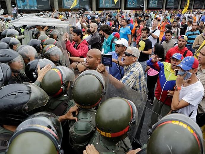 Milhares de venezuelanos foram às ruas por saída de Maduro