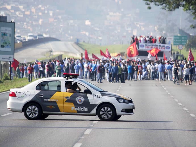 Sindicatos fecham rodovias e protestam em 16 Estados contra terceirização
