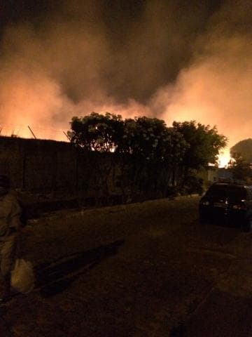 FOTOS: Incêndio atinge terreno de emissora de rádio