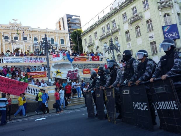 VÍDEO: Jornalistas são agredidos em ato contra impeachment em Vitória-ES