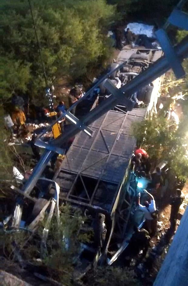 TRAGÉDIA(FOTO): Acidente com ônibus de policiais mata 41 na Argentina