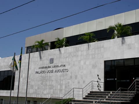Servidores preparam ato durante leitura da mensagem do governador na Assembleia