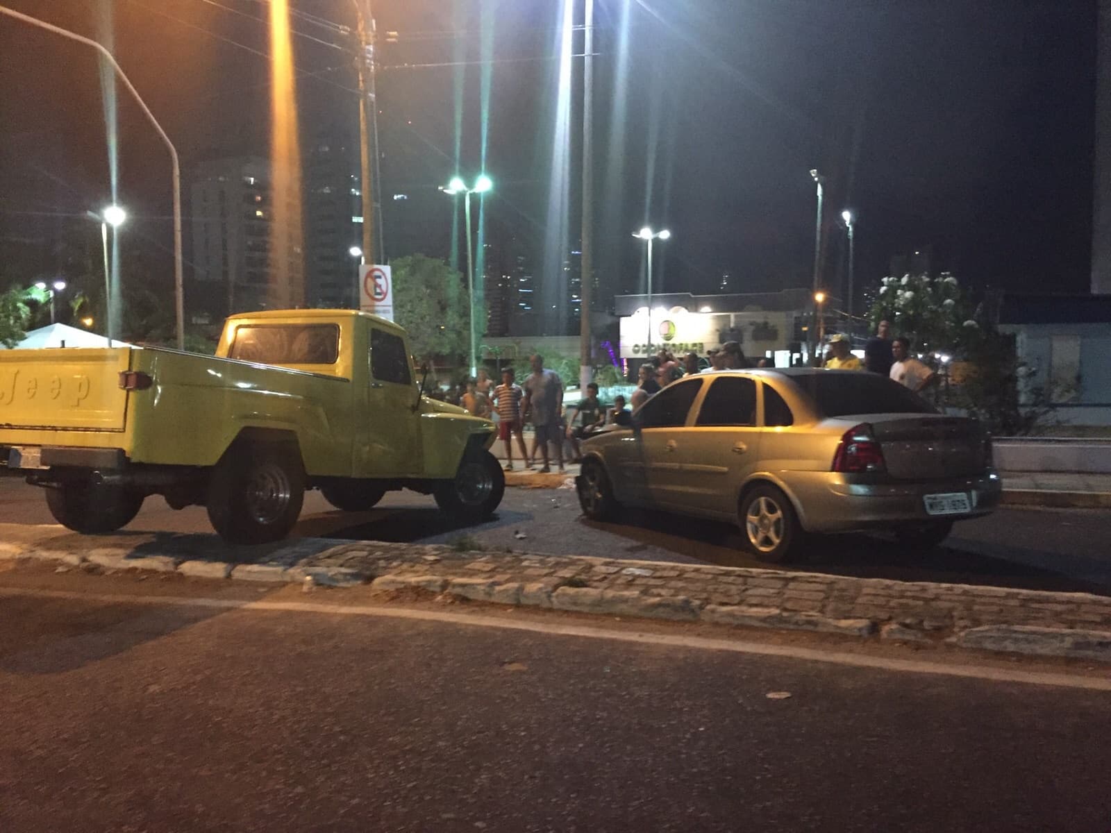 FOTO: Acidente envolvendo dois veículos próximo a praça Augusto Leite