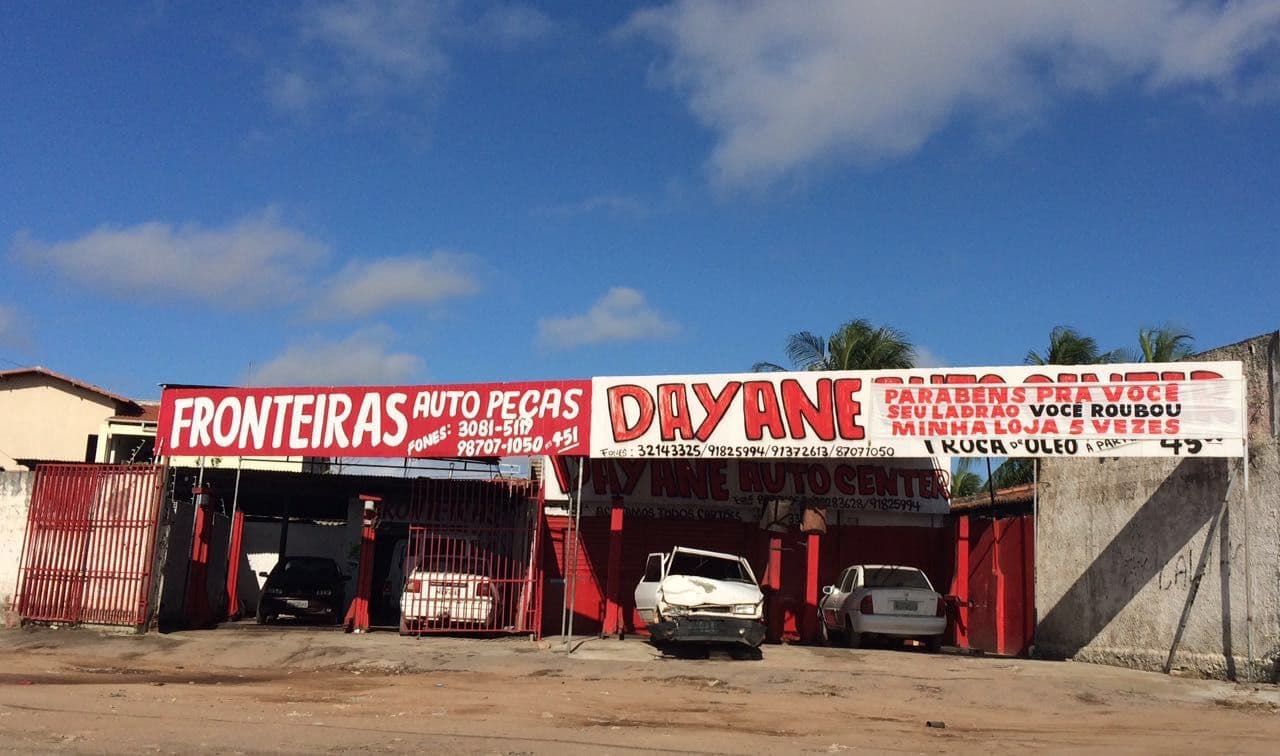 FOTO: Após ser assaltado cinco vezes, comerciante em Natal coloca faixa "agradecendo" o bandido