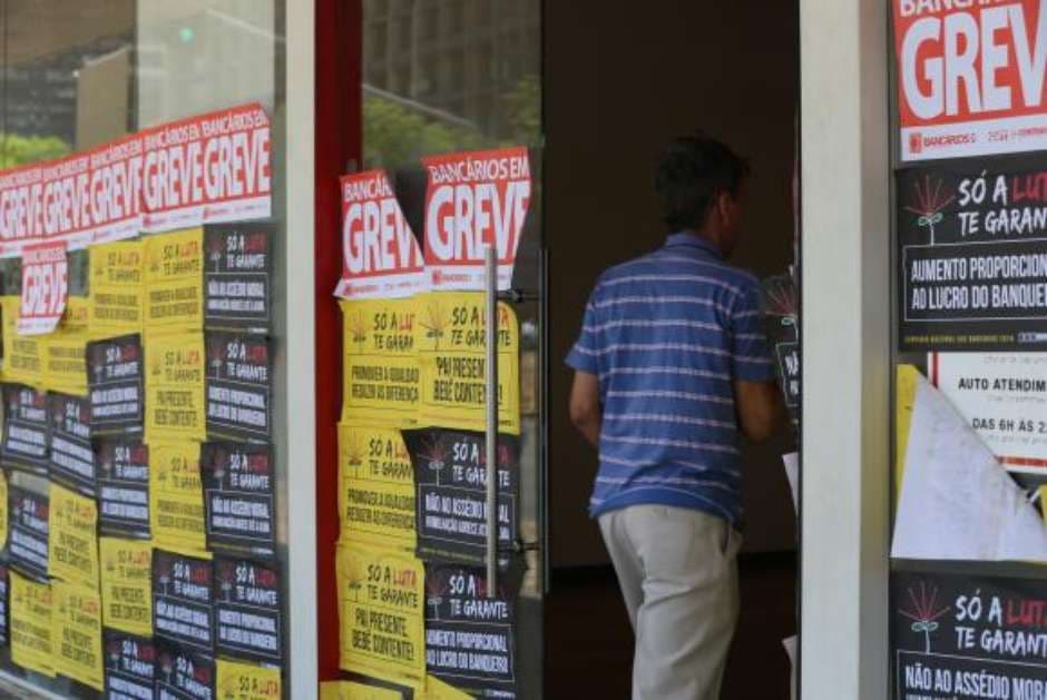 Bancários fazem assembleia e decidem manter greve