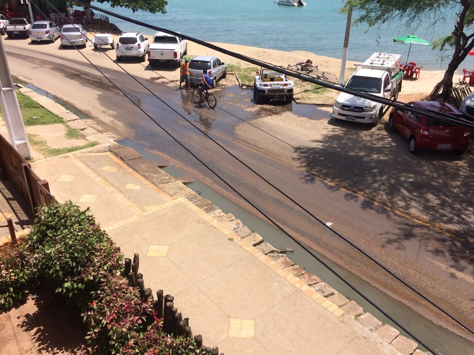 FOTOS: Água de esgoto desemboca em rio em Barra do Cunhaú