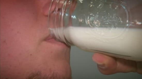 AGORA, PRONTO! Beber leite materno é a última moda entre os fisiculturistas para ganhar massa muscular