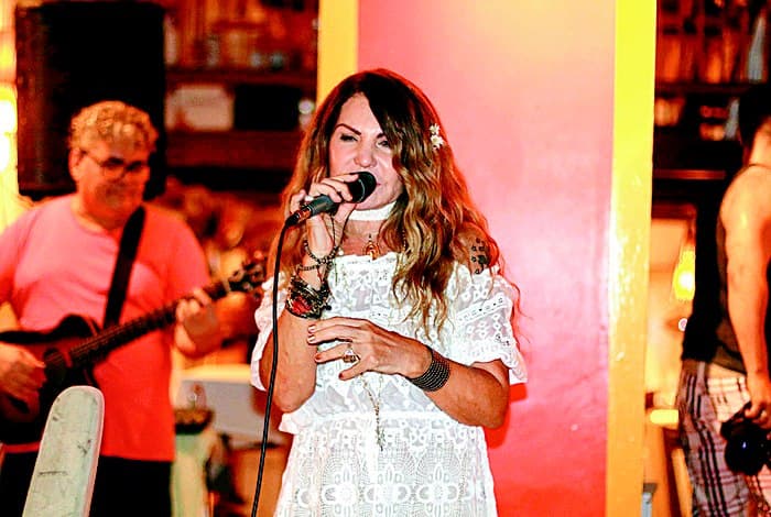 Amigos de Elba Ramalho tentam sair sem pagar de restaurante