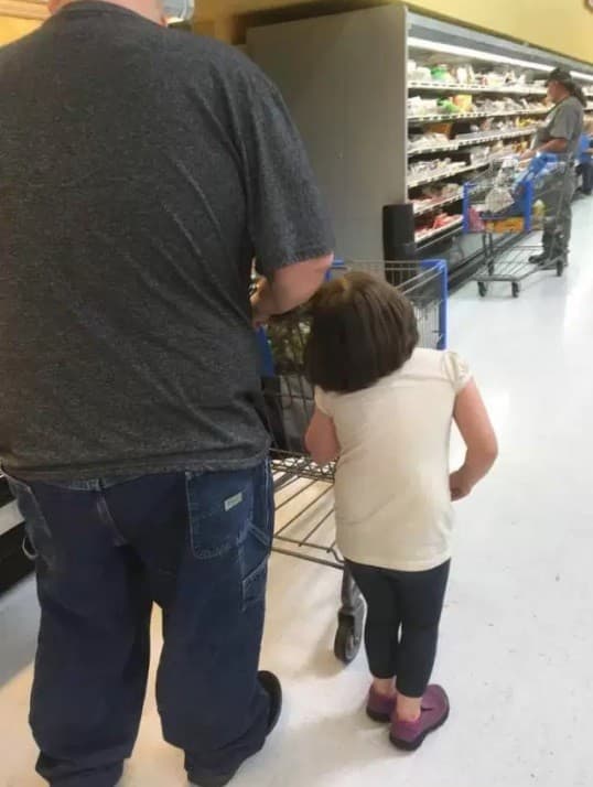 (FOTOS): Homem faz compras em supermercado com menina presa pelo cabelo a carrinho