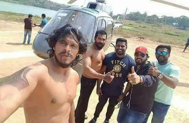 VÍDEO: Dublês se jogam de helicóptero em lago e somem na água