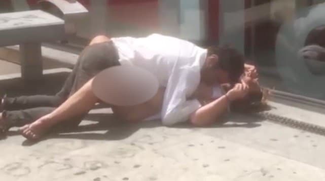 FOGO: Casal é flagrado fazendo sexo na entrada de biblioteca de faculdade