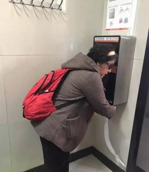 DEU "M" -(FOTOS): Máquina em banheiro só libera 70cm de papel higiênico por vez, e irrita "necessitados"