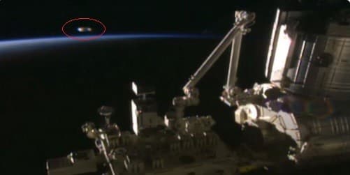 FOTO: Óvni é visto se aproximando da Estação Espacial Internacional