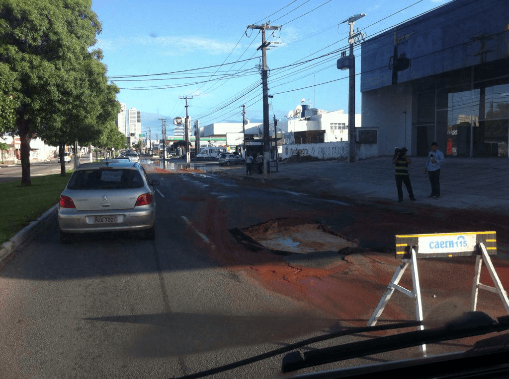 FOTO: Buraco aberto ocupa faixa da direita na Av. Eng. Roberto Freire próximo à Av. Prof .Manoel Vilar