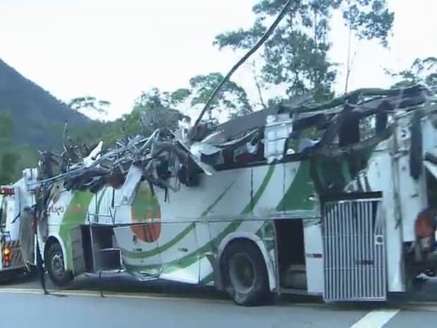 TRAGÉDIA COMOVE O PAÍS: Acidente de ônibus com universitários mata 18 em SP