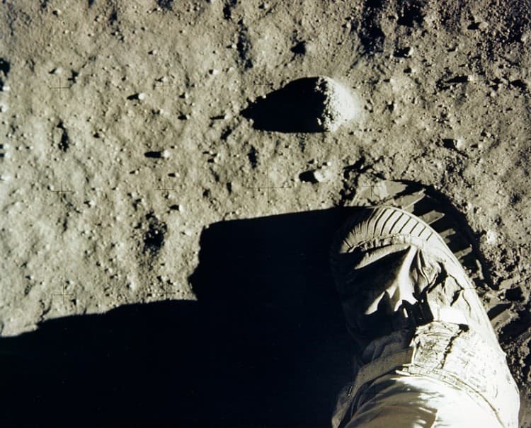 VÍDEO - (COISAS ESTRANHAS): Após 47 anos, astronauta Buzz Aldrin fala sobre "óvni" em sua visita à Lua