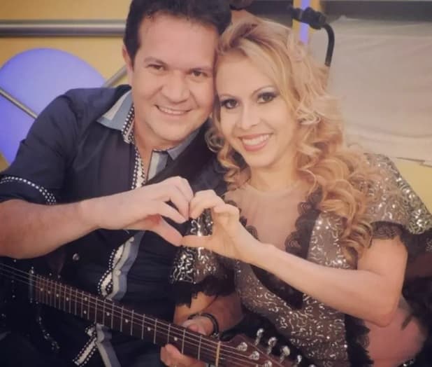 Na TV, Joelma anuncia saída da Calypso e "ignora" Chimbinha