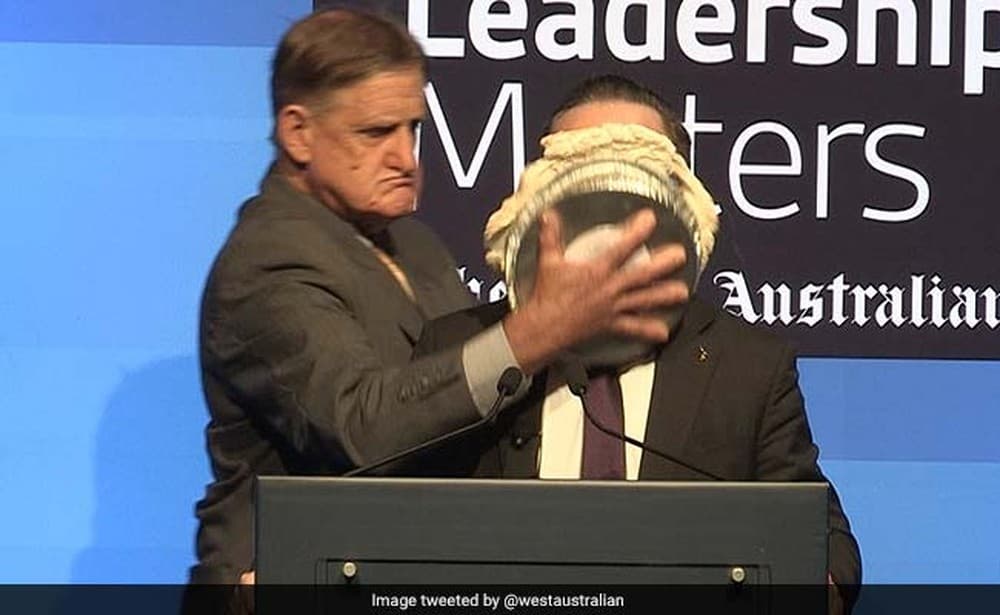 FOTOS: Presidente da companhia aérea Qantas leva torta na cara em evento na Austrália